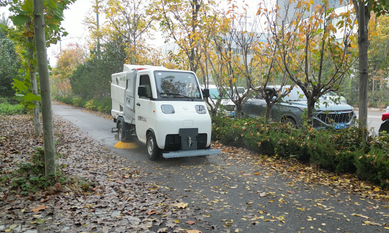 秋季落葉輕松“拿下”——純電動洗掃車的雨后清潔實(shí)力展示